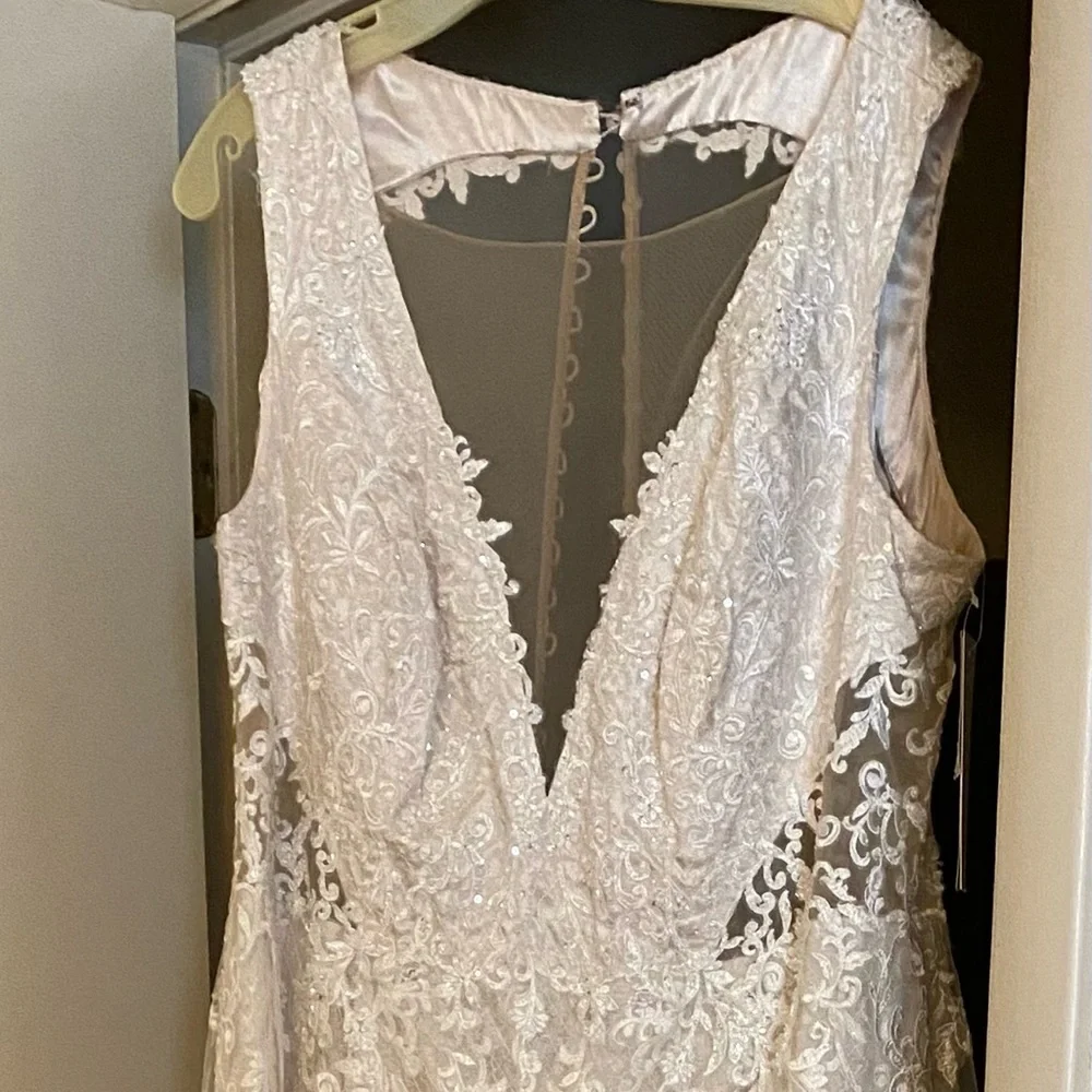 New with tag David’s Bridal wedding gown - Picture 4 of 8